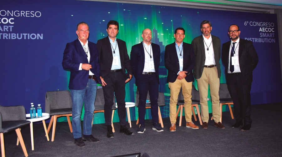 De izquierda a derecha: Aitor Arteaga (Coca-Cola), Javier Escribano (Cofares), Adrià García (Supermercados Condis), Diego Aparicio (IKEA España), Paco Fernández (MANGO), y José Carlos Espeso (moderador de AECOC). Foto M.C.