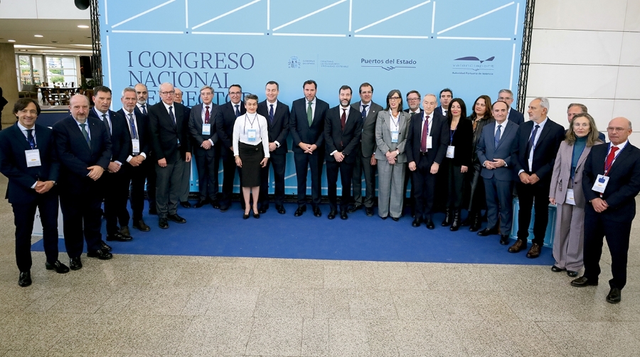 Óscar Puente, ministro de Transportes y Movilidad Sostenible (en el centro de la imagen) junto a los presidentes de las autoridades portuarias presentes en el evento, Gustavo Santana (presidente de Puertos del Estado) y Benito Nuñez, secretario general de Transportes Aéreo y Marítimo. Foto R. T.