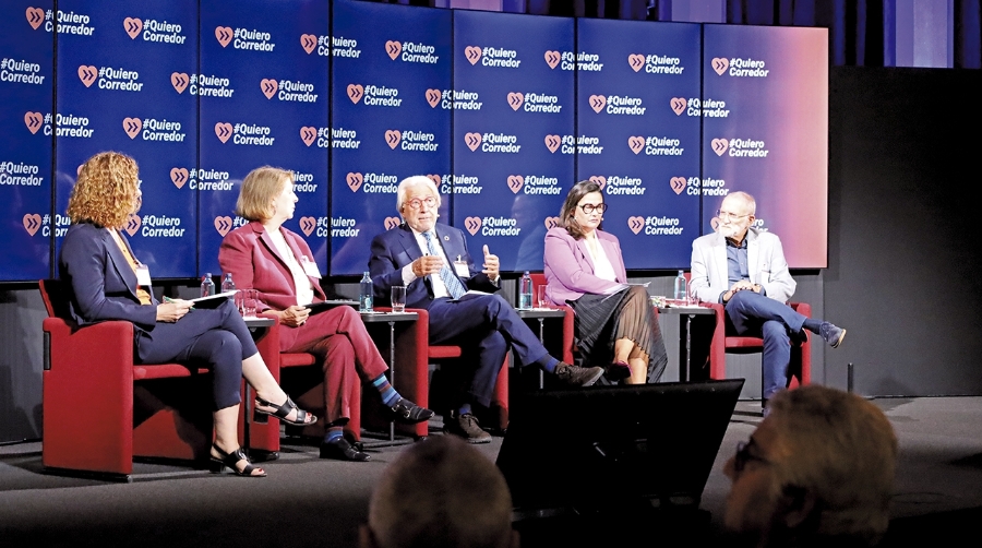 La moderadora Elisenda Vallejo, periodista de La Vanguardia; Agnès Noguera, vicepresidenta de la Asociación Valenciana de Empresarios (AVE); Josep Sánchez Llibre, presidente de Foment del Treball; Xavier Lluch, técnico colaborador del movimiento Queremos Corredor; y Mar Alarcón, cofundadora y socia de Moodin Policy. Foto: J. M.
