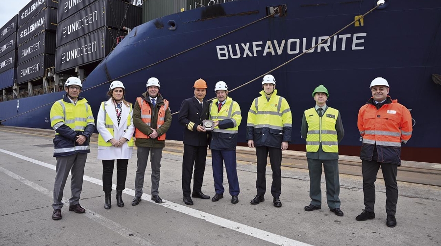 De izquierda a derecha: Elías García, COO de CSP Spain; Elvira Gallego, general manager de CSPB; Pelayo Dávila, director general Grupo Dávila Capt; Rogelio Daganta, capitán del barco; Ricardo Barkala, presidente de la Autoridad Portuaria; Andima Ormaetxe, director de operaciones, comercial y logística de la Autoridad Portuaria; Francisco Pérez, capitán jefe de la compañía fiscal y fronteriza de la guardia civil; y Jorge Sánchez, director Dávila Bilbao.