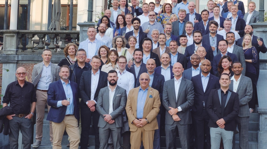 El equipo comercial de Kales, junto con otros representantes del sector, congregado en el acto del 30 aniversario que la compañía GSSA celebró en septiembre en su sede principal, en Ámsterdam.