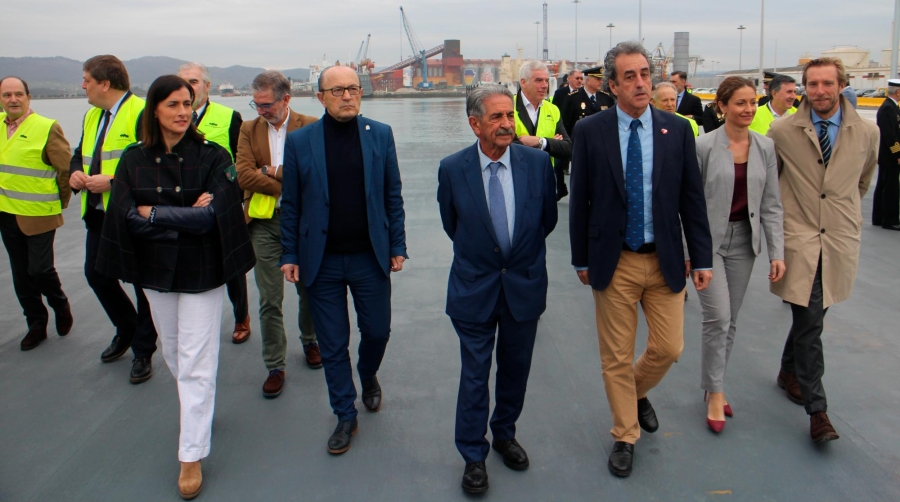 Izq. a dcha.: Gema Igual, alcaldesa de Santander; Javier López Marcano, consejero de Industria, Turismo, Innovación, Transporte y Comercio de Cantabria y vicepresidente de la AP de Santander; Miguel Ángel Revilla, presidente de Cantabria; Francisco Martín, presidente del Puerto de Santander; Ainoa Quiñones, delegada del Gobierno en Cantabria; Felipe Piña, director de Transportes de Cantabria. Foto J.P.