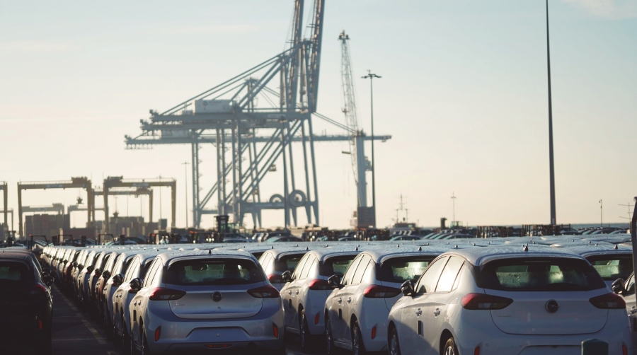El tráfico marítimo de vehículos baja, pero los puertos españoles mantienen el “notable”