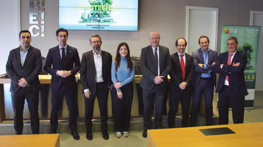 Izq. a dcha.: Sergio Fabregat, director de Food 4 Future; Xabier Ochandiano, del Ayuntamiento de Bilbao; Javier Dueñas, presidente de F4F y CEO de Campofrio; María Jesús Abellán, jefa de Innovación Alimentaria del ICEX; Bittor Oroz, viceconsejero vasco de Agricultura, Pesca y Política Alimentaria; Joseba Mariezkurrena, de la Diputación Foral de Bizkaia; Rogelio Pozo, director de Food 4 Future World Summit y CEO de AZTI; Xabier Basáñez, director general del BEC. Foto J.P.