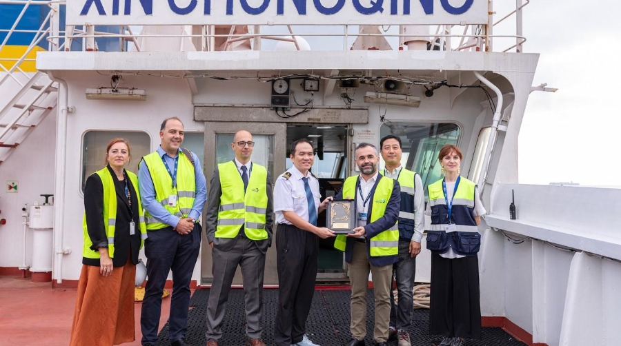 Mercedes Iglesias, Indoor Sales (CSL Spain); Jaime Hugo Vázquez Quilez, Operations department (CSL Spain); Tomás Guerrero Lora, Técnico de Comercial y Marketing (APBA); Capt. Lyu Yinghao, Master del buque Xin Chong Qing; Ángel Pinillas Álvarez, Jefe de División Servicios Portuarios (APBA); Yong Son, CCO (TTIA) y Maribel Grau, Sales Manager (TTIA).