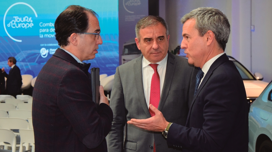 Ramón Valdivia y Álvaro Arroyo charlando con uno de los asistentes al evento.