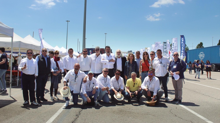 El presidente de la Autoridad Portuaria de Barcelona, Lluís Salvadó; y el director general de Grupo Diario, Paco Prado, junto a representantes de la Generalitat de Catalunya, Port de Barcelona y la Comisión Organizadora de la Fiesta de la Logística de Barcelona. Foto H.T.