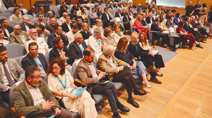 La presentación del Plan Estratégico 2030-2040 reunió en la AP de Avilés a una amplia representación de la comunidad logístico-portuaria, del tejido empresarial e industrial asturiano y de las principales instituciones del Principado. Foto J.P.