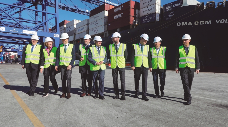 Recorrido del secretario general de Transportes Aéreo y Marítimo, Benito Núñez, y el presidente de Puertos del Estado, Gustavo Santana, por TTI Algeciras junto al presidente de la APBA, Gerardo Landaluce, y el resto de representantes portuarios y empresariales.