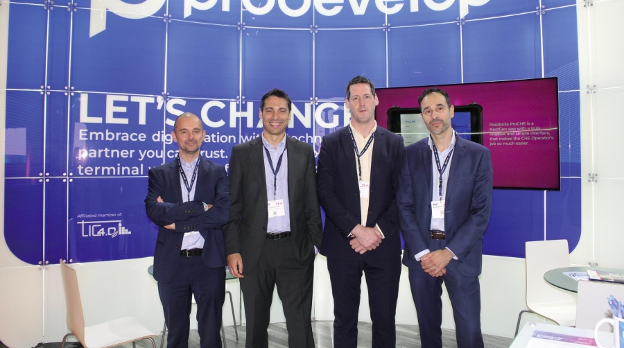 Desde la izquierda: Miguel Montesinos, CEO de Prodevelop; Héctor Iturria, Terminal Product Owner; Lee Sutton, Business Development Manager; Ángel Martínez, Head of Product Terminal Solutions. Foto J.P.
