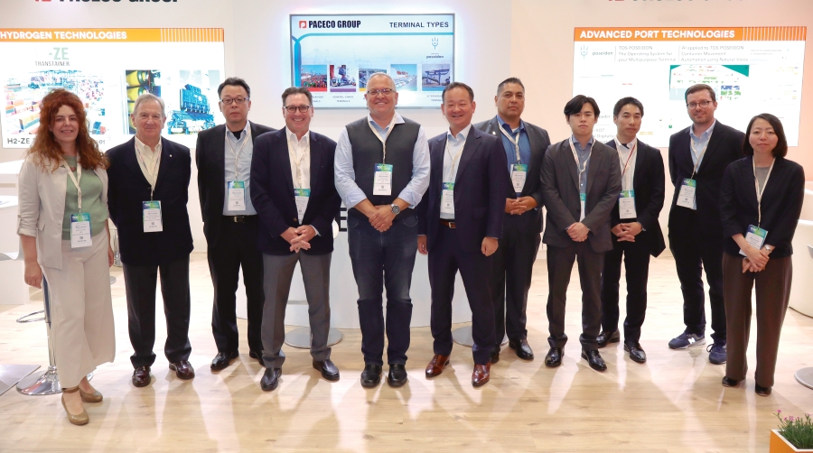 Miguel Soler, Managing Director de Paceco Momentum y Paceco Poseidon (quinto por la izquierda), con el equipo de la compañía y de la japonesa Paceco Mitsui, en el stand de TOC Europe en Hamburgo. Foto J.P.