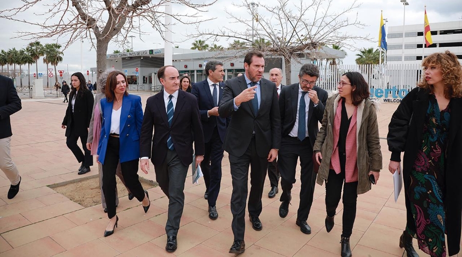 Rocío Díaz, consejera de Fomento de la Junta de Andalucía; Gerardo Landaluce, presidente de la Autoridad Portuaria Bahía de Algeciras, Óscar Puente, ministro de Transportes; Álvaro Rodríguez Dapena, presidente de Puertos del Estado; junto a el resto de la comitiva de la Autoridad Portuaria, la Junta de Andalucía y otros representantes políticos y empresariales