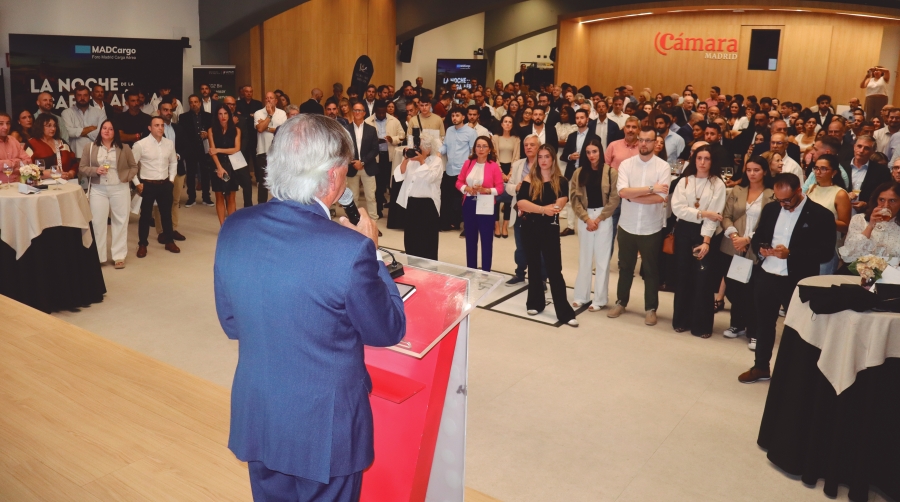 Jesús Cuéllar, presidente de Foro MADCargo, se dirige a los más de 250 particiopantes en la Noche de la Carga Aérea 2026. Foto M.J.