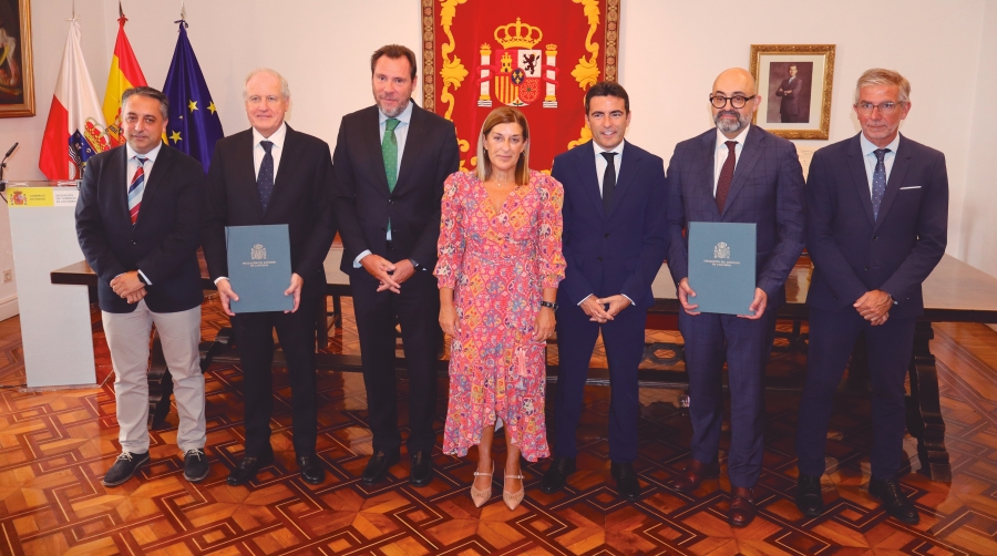 De izquierda a derecha, Carlos Alberto Caramés, alcalde de Piélagos; Eduardo Arasti, consejero de Industria, Empleo, Innovación y Comercio de Cantabria; Óscar Puente, ministro de Transportes y Movilidad Sostenible; María José Sáenz de Buruaga, presidenta de Cantabria; Pedro Casares, delegado del Gobierno en Cantabria; Pedro Marco de la Peña, presidente de Adif; César Díaz, presidente de la Autoridad Portuaria de Santander. Foto J.P.