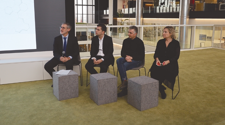 Juan Carlos Hernanz, director de Medio Ambiente de Cuatrecasas; Víctor Martínez, jefe de Operaciones de ECOTIC; Mario Bernadó, director ejecutivo de JANVI LOGISTICS; Helena Gutiérrez, Office Manager del Consorci de la Zona Franca de Barcelona (CZFB). Foto: J. M.