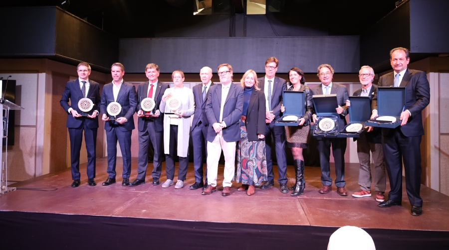 Los premiados en los premios APPORT 20235 junto al presidente de APPORT, Joan Oriol, el presidente de Port Tarragona, Santiago J. Castellà, Elisabet Romero, subdelegada del Gobierno del Estado en Tarragona, y Xavier Roca, director general de Industria. Foto: J. M.