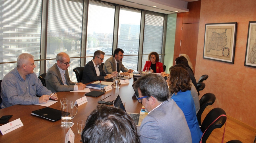 Ramon Ignacio García, director general de Port Tarragona; José Alberto Carbonell, director general de Port de Barcelona; Saül Garreta, presidente de Port Tarragona; Lluís Salvadó, presidente de Port de Barcelona; y Ester Capella, consellera de Territori de la Generalitat de Catalunya, junto al resto de integrantes de la Mesa de Coordinación de los Puertos de Catalunya. Foto M.V.