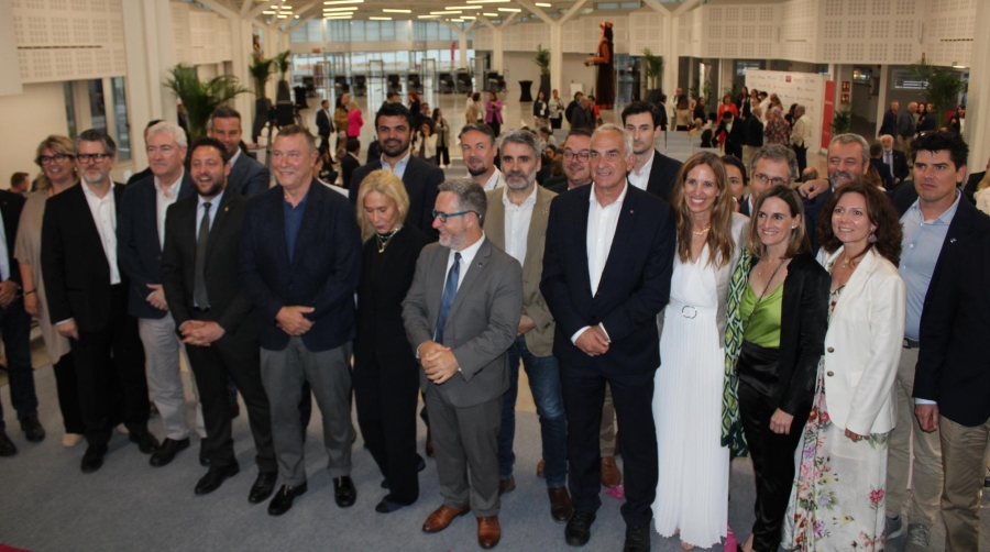 El presidente de Port Tarragona, Saül Garreta; el CEO de Global Ports Holding, Mehmet Kutman; y el alcalde de Tarragona, Rubén Viñuales, con responsables de Port Tarragona y Global Ports Holding en la nueva terminal de cruceros de la dársena tarraconense. Foto M.V.