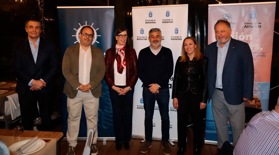De izquierda a derecha, José Luis Barettino, director de la Autoridad Portuaria de Gijón; José Antonio Sebastián, comisionado del Corredor Atlántico; Nieves Roqueñí, presidenta de la Autoridad Portuaria de Gijón; Alejandro Calvo, consejero de Movilidad, Medio Ambiente y Gestión de Emergencias del Principado de Asturias; Arantza Páramo, directora general de Transportes; e Iñaki Echeverría, presidente de Propeller Madrid. Foto M.J.