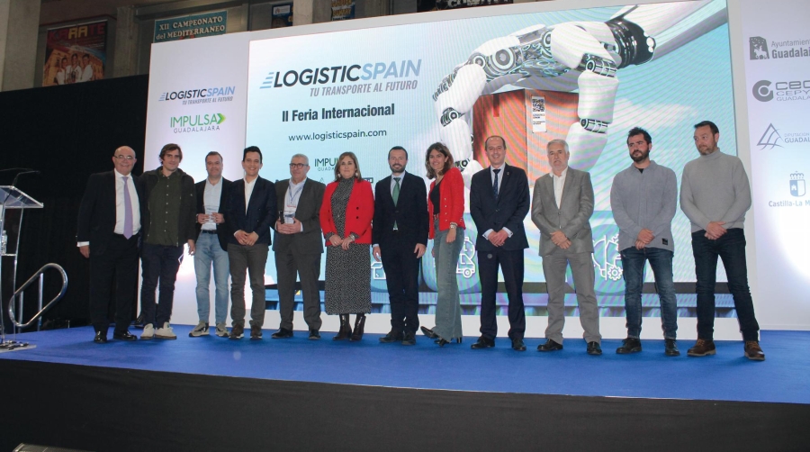 Foto de familia de los premiados junto a las autoridades de la región. Foto B.C.