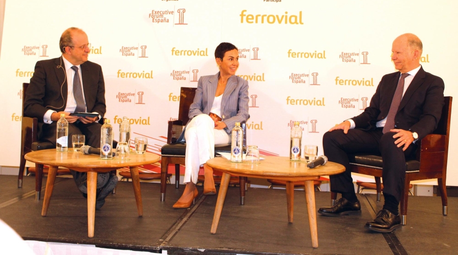 Isabel Pardo de Vera, secretaria de Estado de Transportes, Movilidad y Agenda Urbana, junto al director general de Executive Forum, César Chiva (izquierda), y junto al director de Ferrovial Construcción, Ignacio Clopés (derecha), esta mañana durante el desayuno informativo celebrado en Madrid. Foto B.C.