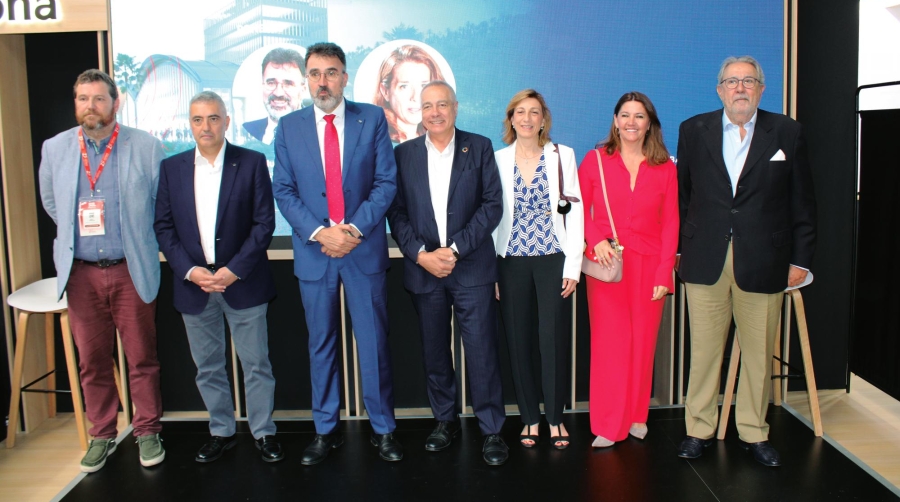 Marc Sanglas, secretario de Movilidad de la Generalitat; Salvador Richard, presidente de la Asociación de Empresas Consignatarias de Barcelona; Lluís Salvadó, presidente Port de Barcelona; Pere Navarro, presidente del SIL; Mercè Coscolla, directora del COACAB; Blanca Sorigué, directora general del CZFB; y Javier Vidal, presidente de la AEEPB. Fotos M.V.