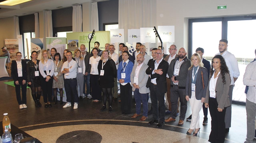 Foto de familia de los representantes de las empresas expositoras en la séptima edición de la Bolsa Agroalimentaria Agri´Vrac celebrada este jueves en Anglet. Foto J.P.