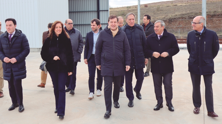 Alfonso Fernández Mañueco, en el centro de la imagen, ha inaugurado esta mañana el Puerto Seco de Salamanca. Foto M.J.