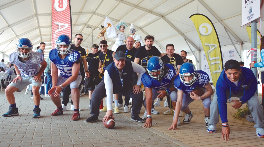 Los “Camioneros”, la “Sound Band”, los zancudos y el director de Diario del Puerto en formación de ataque. Foto J.C.P.