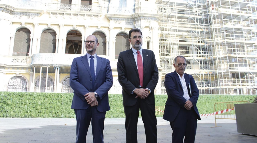 Ramon Griell, subdirector general de Infraestructuras y Conservación de Port de Barcelona; Lluís Salvadó, presidente de Port de Barcelona y Jordi Julià, arquitecto responsable de la rehabilitación de el Portal de la Pau. Foto J.P.M.