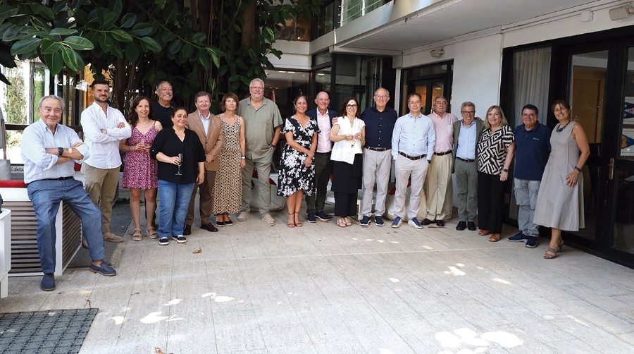 Los miembros del Club del Transitario Marítimo durante la comida de verano. Foto J.M.