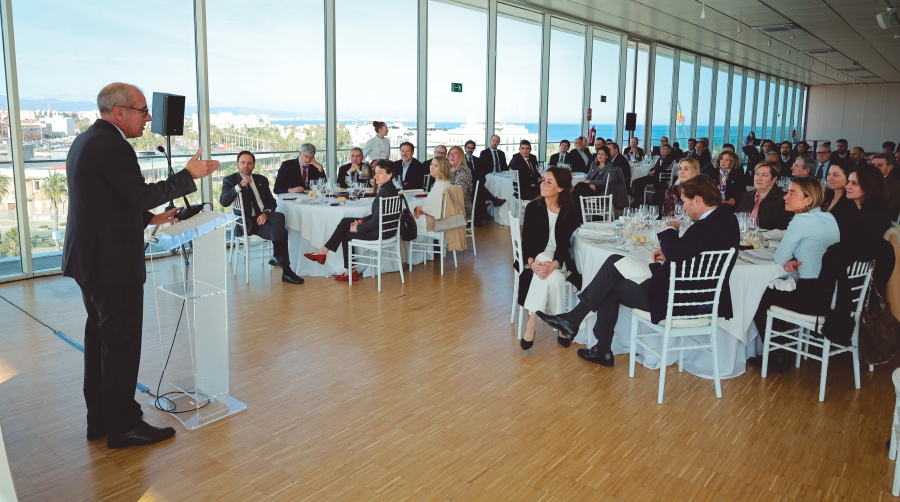 Carbonell apuesta por fomentar la cooperación entre puertos para potenciar la competitividad