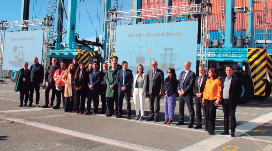 Directivos y trabajadores de APM Terminals Spanish Gateways junto al director general de la compañía, Julián Fernández, el presidente de Port de Barcelona, José Alberto Carbonell; y el director regional de APM Teriminals en Europa y África, Igor Van der Essen. Foto M.V.