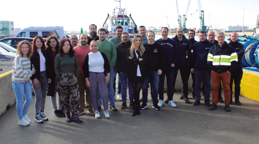 Parte del equipo de Cemesa en el exterior de sus instalaciones en Barcelona. Foto M.V.