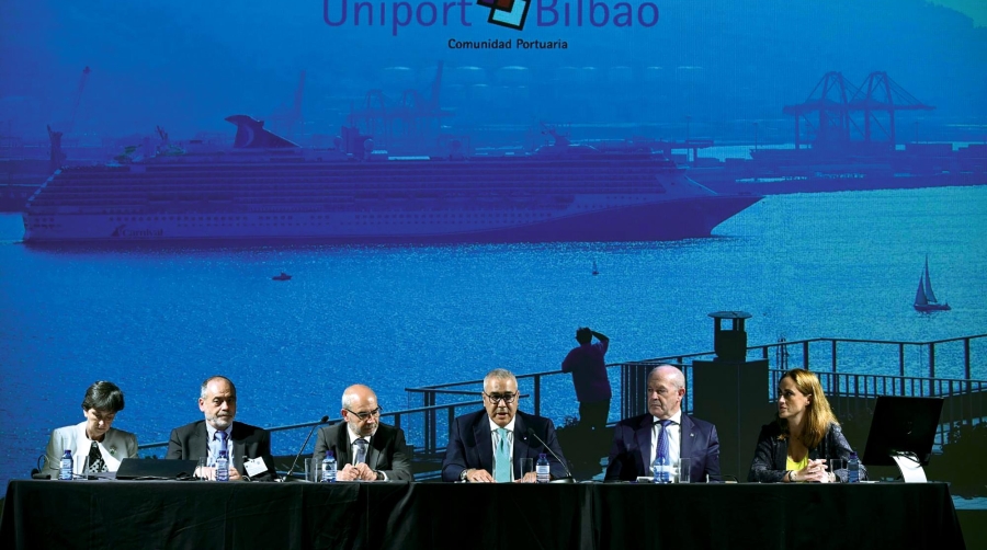 De izquierda a derecha: Inmaculada Ugarteche, directora de UniporBilbao; Jon Loroño, tesorero; Asier Varona, secretario; Felipe Jaber Bringas, presidente; Ricardo Barkala, vicepresidente 1º; y Elvira Gallego, vicepresidenta 2º.