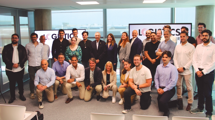 El presidente ejecutivo del CZFB, Pere Navarro, y la directora general, Blanca Sorigué, con representantes de las 19 nuevas startups incubadas. Foto M.V.