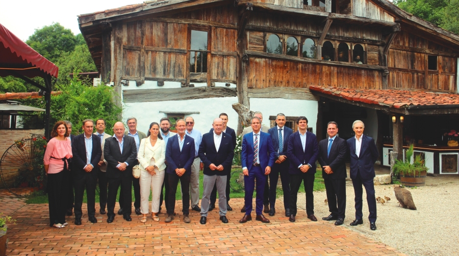 ACBE celebró ayer en el restaurante Aspaldiko (del sIglo XVI y catalogado como monumento histórico) su Junta General, presidida por el presidente de la Asociación, Carlos Rodríguez, y con la presencia del presidente de la AP de Bilbao, Ricardo Barkala, y de su sucesor, Iván Jiménez. Foto J.P.