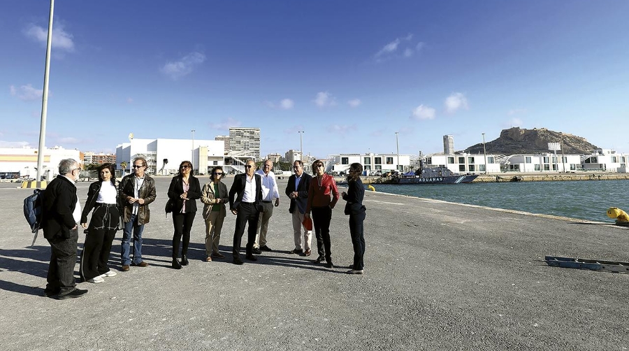 El proceso se ha iniciado con una visita a la zona del Puerto de Alicante donde se ubicará.