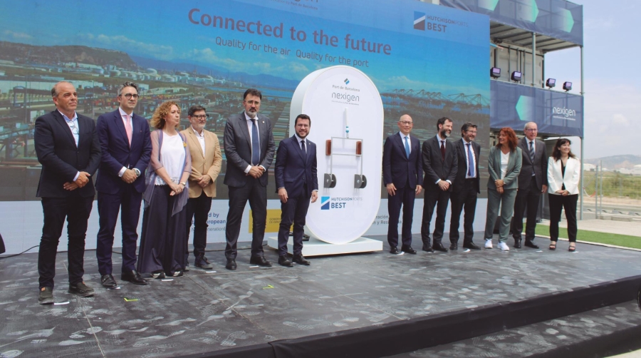 En el lado izquierdo del interruptor simbólico de Nexigen, proyecto impulsor del sistema OPS, se encuentran Lluís Salvadó, presidente de la AP de Barcelona y Pere Aragonès, presidente de la Generalitat de Catalunya, flanqueados por el conjunto de autoridades políticas y portuarias presentes en el acto de inauguración del OPS en la terminal BEST del Puerto de Barcelona. Foto C.C.