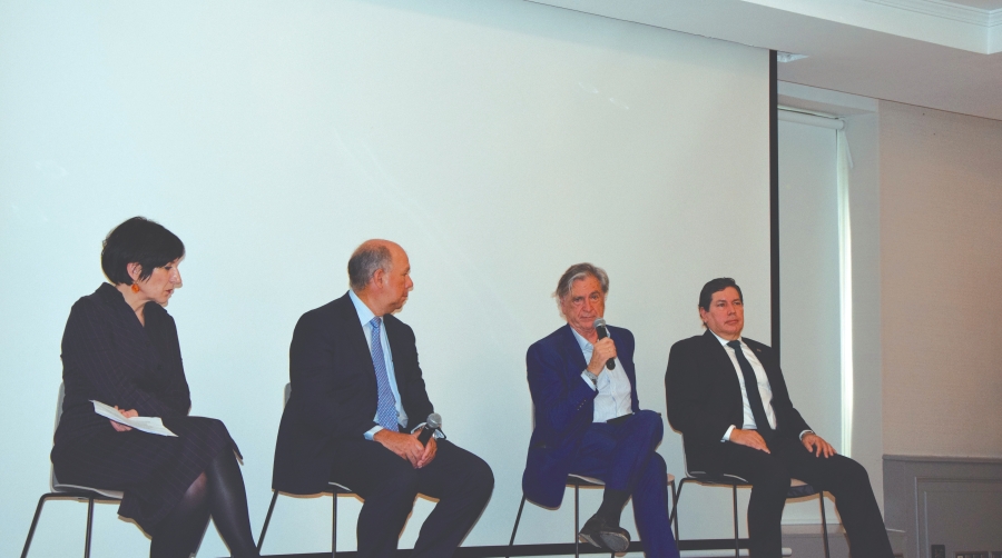 Sonia Martín, jefa de la terminal; Jesús Cuéllar, presidente de Foro MADCargo; Carlos Vargas, CEO de Andino Global; y Galo Molina, presidente de Alacat. Foto M.c.