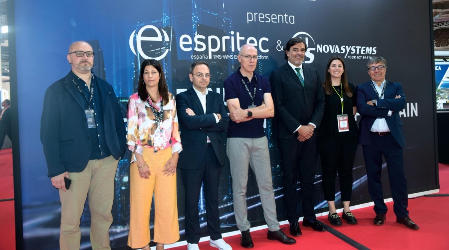 Parte del equipo de grupo Levia presente en el SIL. Desde la izquierda: Michele Giombi, director técnico de ithings srl; Francesca Bianchi, marketing y comunicación de Grupo Levia; Matteo Saudelli, fundador de ithings srl; Roberto Gorlato, fundador de Espritec; Fabrizio Tonnarelli, managing director de Espritec España; Bárbara Avesani, CEO de Nova Systems; y Massimo Borghetto, fundador de Netspin Lab. Foto: Loli Dolz.