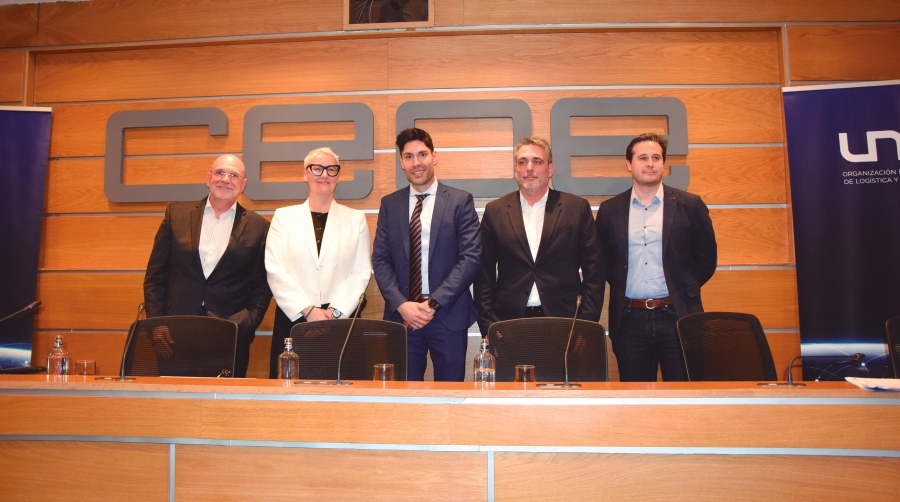 De izquierda a derecha: Fernando Pareja, head of Retail, Services &amp; Logistics Business Unit de T-Systems; Raquel Ruiz, global SCM head of Operations de Teka Group; Rafael Aguilera, gerente de UNO y moderador; Óscar Reyes, director de Operaciones de FM Logistic Ibérica; y César Pérez, Logistics Account manager de InPost. Foto M.C.
