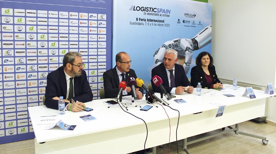De izquierda a derecha: Eusebio Robles, delegado de la Junta de Comunidades de Castilla-La Mancha; Alberto Rojo, alcalde de Guadalajara; José Luis Vega, presidente de la Diputación Provincial; y María Soledad García, presidenta de CEOE-CEPYME Guadalajara.