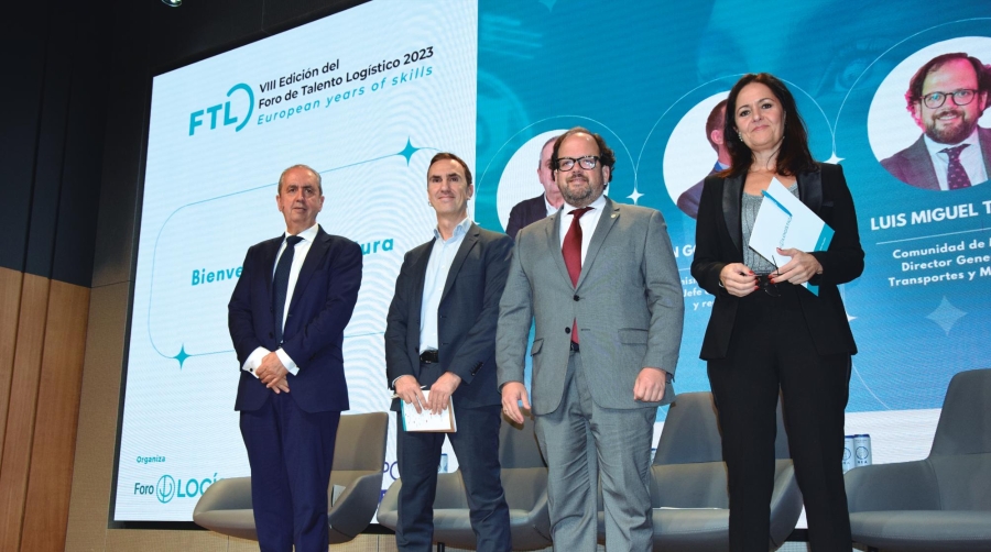 Gabino Diego, CEO de Foro de Logística; Juan González Mellizo, jefe de comunicación de la Comisión Europea; Luis Miguel Torres, director general de Transportes y Movilidad en la Comunidad de Madrid; y Mariló Peris, cofundadora y directora de Foro de Logística, ayer durante la inauguración del VIII Foro de Talento Logístico en Madrid. Foto B.C.