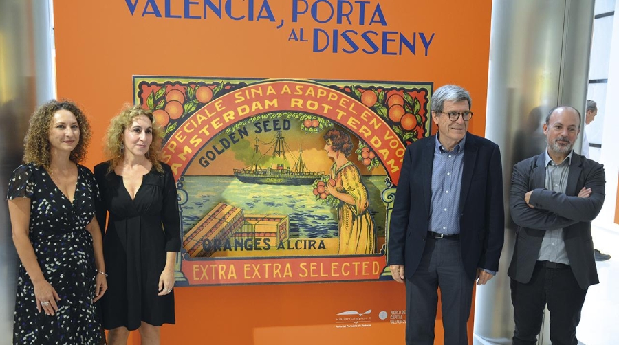 Ester Medán e Inma Liñana, comisarias de la exposición; Aurelio Martínez, presidente de la Autoridad Portuaria de Valencia; y Xavier Calvo, director general de World Design Capital Valencia 2022. Foto: Arturo García.
