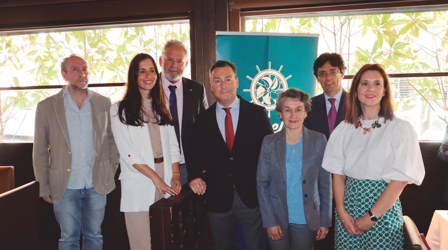 De izquierda a derecha, Julio Menor, vicepresidente 2º de Propeller Madrid; Clara la Calle López Gay, secretaria general de Puertos del Estado; Iñaki Echeverría, presidente de Propeller Madrid; Gustavo Santana, presidente de Puertos del Estado; Mar Chao, vicepresidenta 1ª de Propeller Madrid; Manuel Arana, director de Planificación de Puertos del Estado; y Pilar Parra, directora Corporativa de Puertos del Estado. Foto M.J.