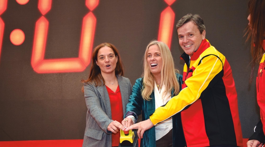 Desde la izquierda, Sara Hernández, alcaldesa de Getafe; Rocío Albert, consejera de Economía, Hacienda y Empleo de la CAM; y Pablo Ciano, CEO de DHL eCommerce, en el momento de la puesta en marcha del nuevo sistema de clasificación en Getafe. Foto B.C.