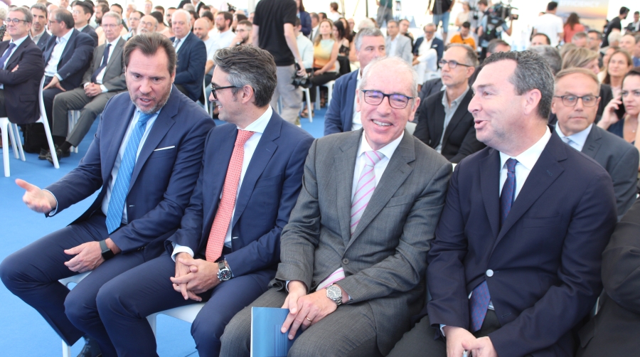 Óscar Puente, ministro de Transportes y Movilidad Sostenible; Guillermo Belcastro; director general de Hutchison Ports BEST; José Alberto Carbonell, presidente de Port de Barcelona; y Gustavo Santana, presidente de Puertos del Estado. Foto M.V.