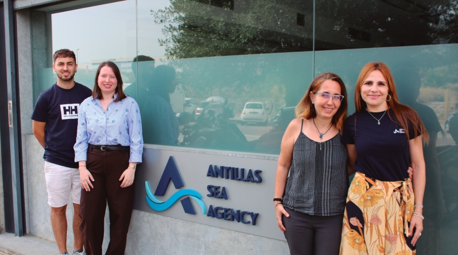 Claudia Gómez (segunda por la izquierda), directora general de Antillas Seas Agency, junto a parte de la plantlla de la compañía. Foto M.V.