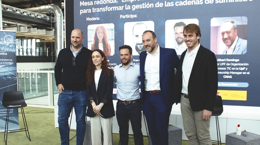 De Izquierda a derecha: Fran Cano, CEO y Co-Founder de Cosmos Omni, Marina Cisneros, moderadora y responsable de comunicación en el CEL, Sergi Milán, Innovation Advisory Officer, EIT Mobility, Albert Domingo, profesor en la UPF y Entrepreneurship Manager en el CNAG, y Mike Cuingnet, CEO y Co-founder de Tennders. Foto: J.M.